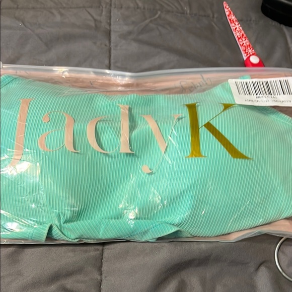 Green Fitted Crop Tank Top - Picture 7 of 7